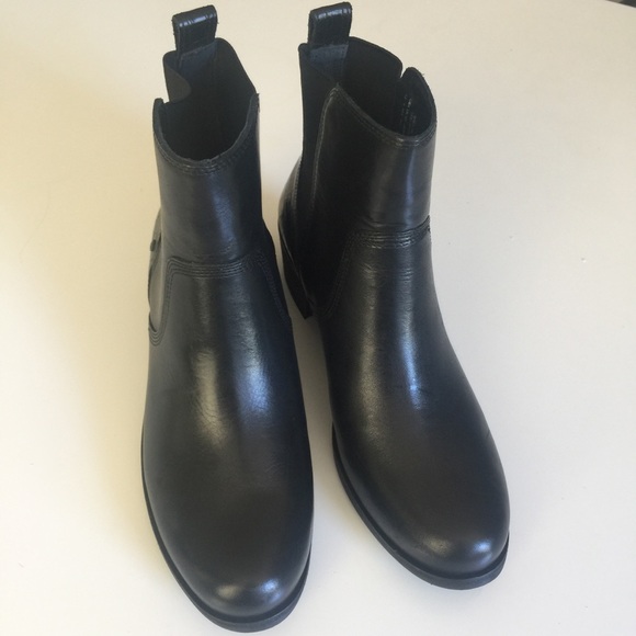 UGG Woman's Leather Ankle Boots - Picture 4 of 7